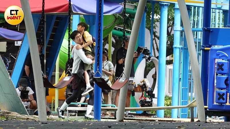 抱起小男孩後，施名帥的表情看起來有點吃力。（圖／本刊攝影組）
