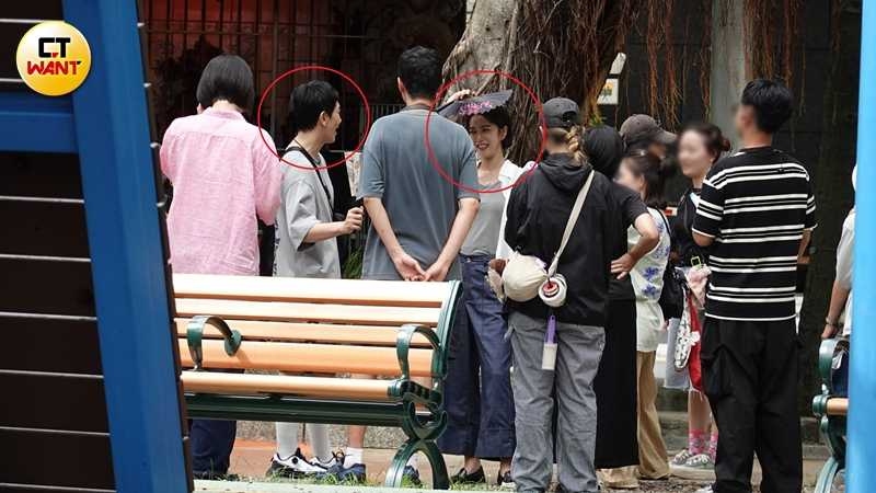 休息時施名帥不停地搞笑逗樂大霈。（圖／本刊攝影組）