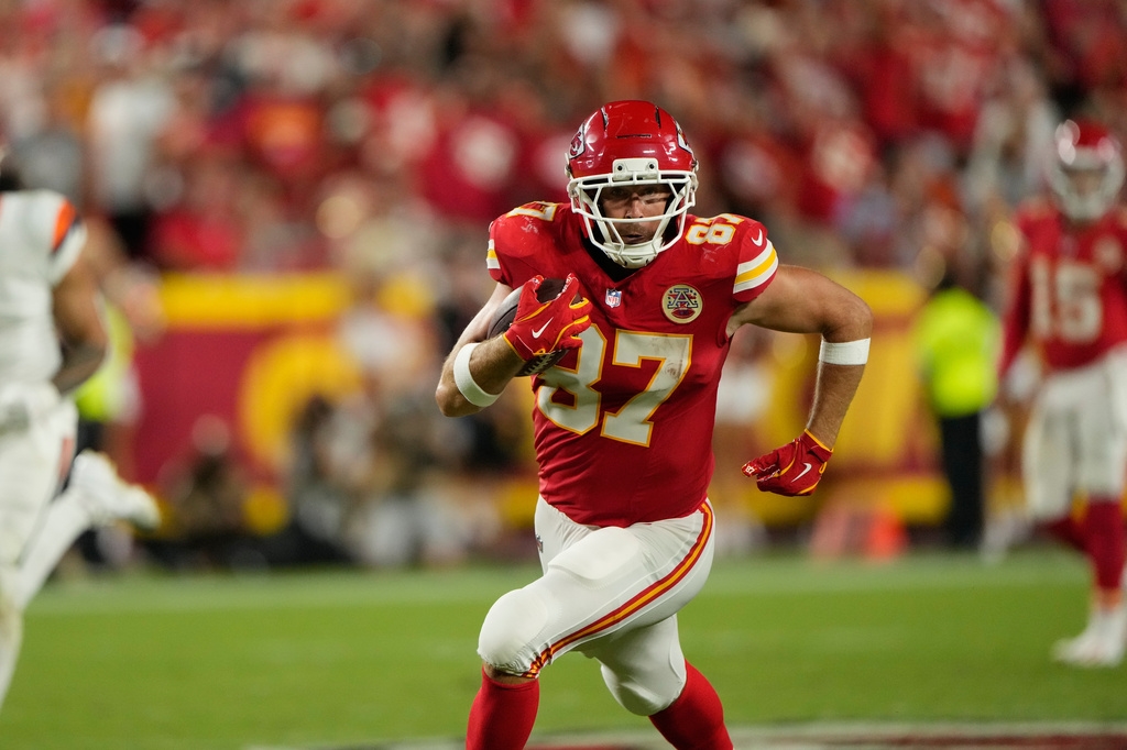 NFL(影)/酋長主場開幕戰有巨星烘托!泰勒絲婚後首度現身球場還有不老男神陪伴