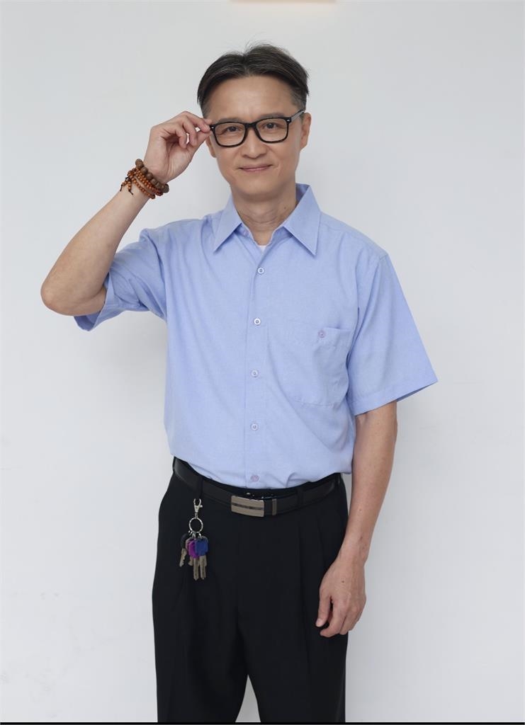 何豪傑忙排舞台劇仍接演《豆腐媽媽》 化身「萬年科長」溫暖爸爸 盧彥澤讚:實力深厚