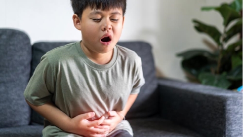 開學後孩子一直肚子痛、睡不著?別急著說是「開學焦慮」!家長先看懂5個身心變化