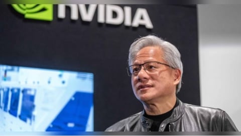 黃仁勳台上擴音川普來電!齊駁斥「AI末日論」:整件事就是個騙局