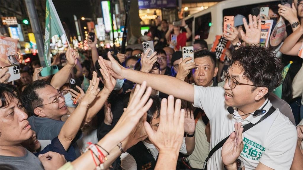 快新聞/沈勢驚人!「洋流」席捲公館夜市 沈伯洋回母校遭學生擠爆