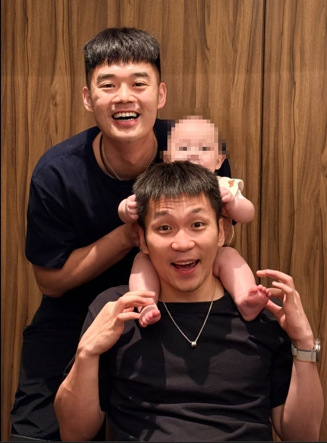 王齊麟、李洋曬「一家三口」照!他騎「部長頭上」全網竟喊:太幸福了