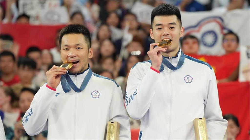 王齊麟、李洋曬「一家三口」照!他騎「部長頭上」全網竟喊:太幸福了