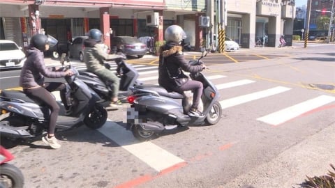 看到黃燈該衝還是停?他嗆「正常人都加速」警全說了:若遇「1條件」免罰