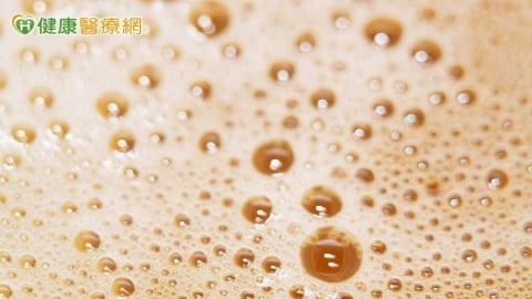 DIY後尿尿冒泡？醫揭泡泡尿可能原因　出現「這種情況」建議檢查