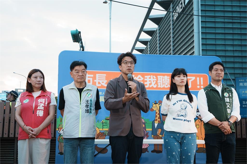 快新聞/沈伯洋南港肥皂箱開講吸民眾圍觀!百張提問全接招 萌娃擊掌「超圈粉」