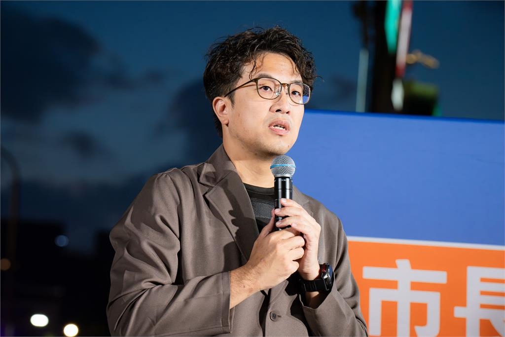快新聞/沈伯洋南港肥皂箱開講吸民眾圍觀!百張提問全接招 萌娃擊掌「超圈粉」