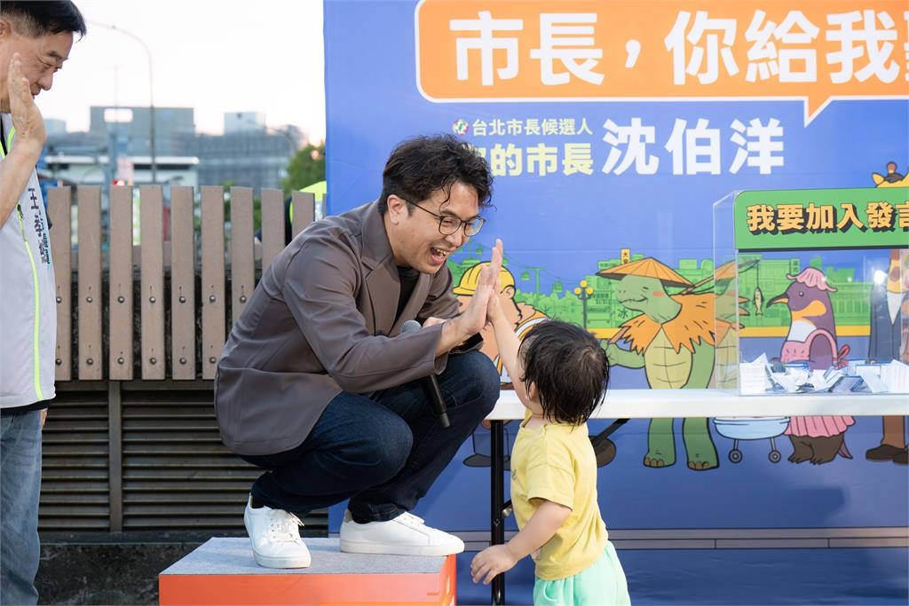 快新聞/沈伯洋南港肥皂箱開講吸民眾圍觀!百張提問全接招 萌娃擊掌「超圈粉」