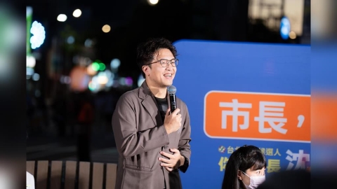 沈伯洋南港開講!百張市民提問直攻兒虐、午餐 萌娃擊掌「超親民」
