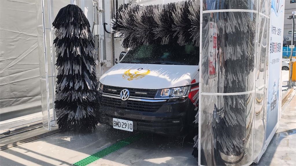 獨/洗車場業者引進加高型洗車機 幫救護車洗澎澎
