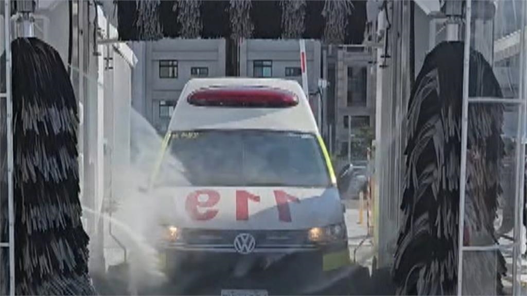 獨/洗車場業者引進加高型洗車機 幫救護車洗澎澎