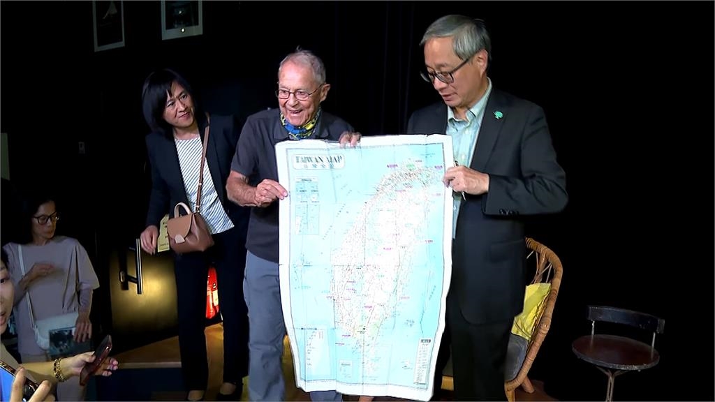 李遠巴黎辦「台灣電影座談會」 92歲法國翁舉地圖喊愛台灣