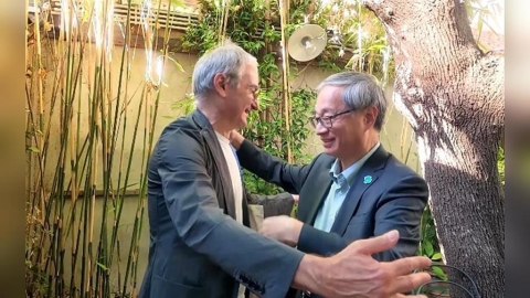 李遠巴黎辦「台灣電影座談會」 92歲法國翁舉地圖喊愛台灣