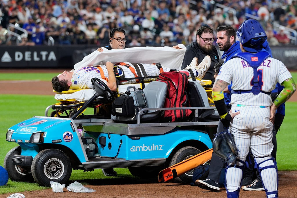 MLB(影)/為接滾地球和投手相撞!大都會一壘手擔架抬出場比大拇指