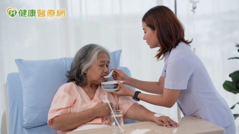 長輩「吸入性肺炎」怕嗆不敢多吃?醫:熱量不足可能與吞嚥功能退化有關