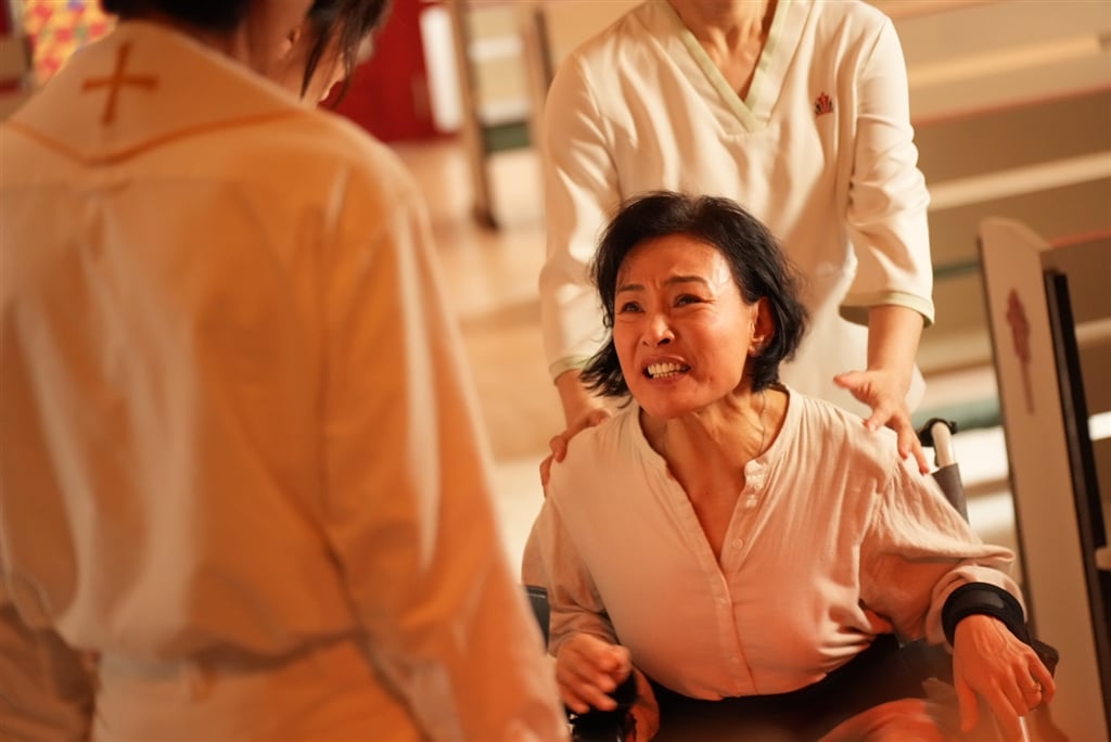 陳冲《消失的金鳳娜》飾演受困療養院的昔日秀場天后（圖／大昇影業提供）