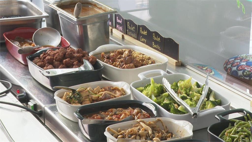 自助餐夾「4菜+白飯」結帳傻爆眼!他氣炸問「價格合理嗎」網搖頭:寧願吃7-11