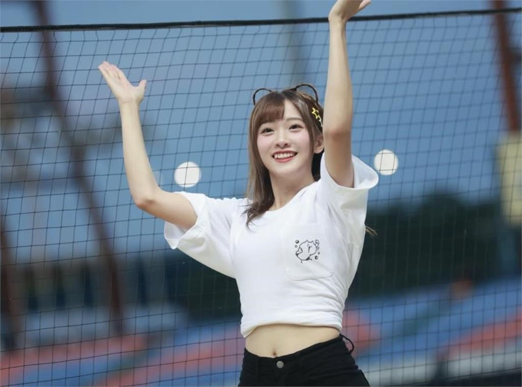 中信啦啦隊女神大巨蛋應援遭球擊中！她還原驚險瞬間　心疼球員恐痛10倍