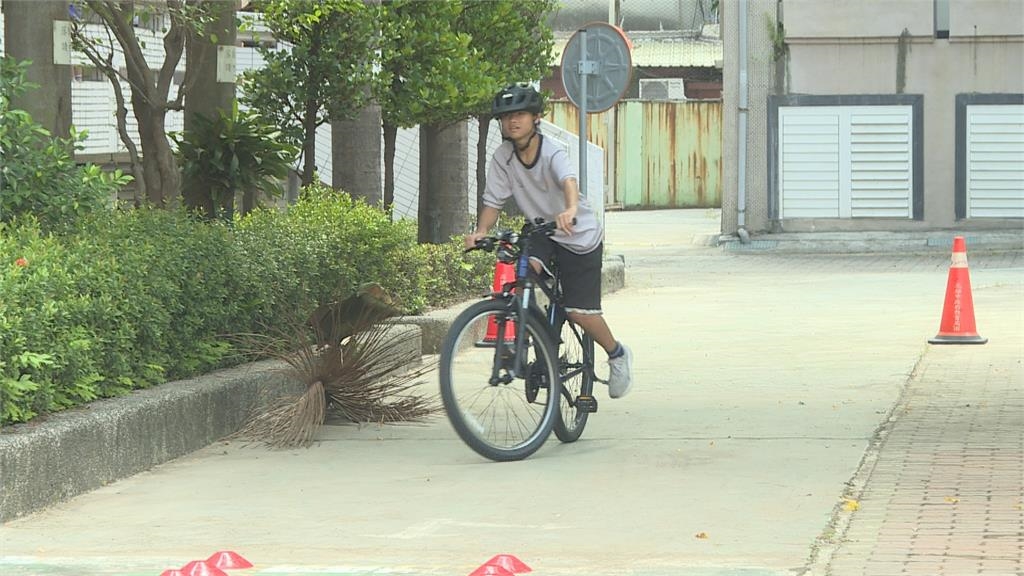 安全上路第一步!高雄「自行車教育活動」 六大路考關卡考驗學生應變