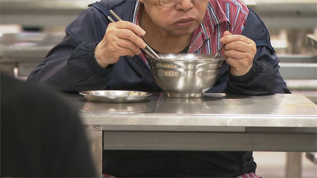 才重啟就出包? 環南市場「桌椅晃如蹺蹺板」