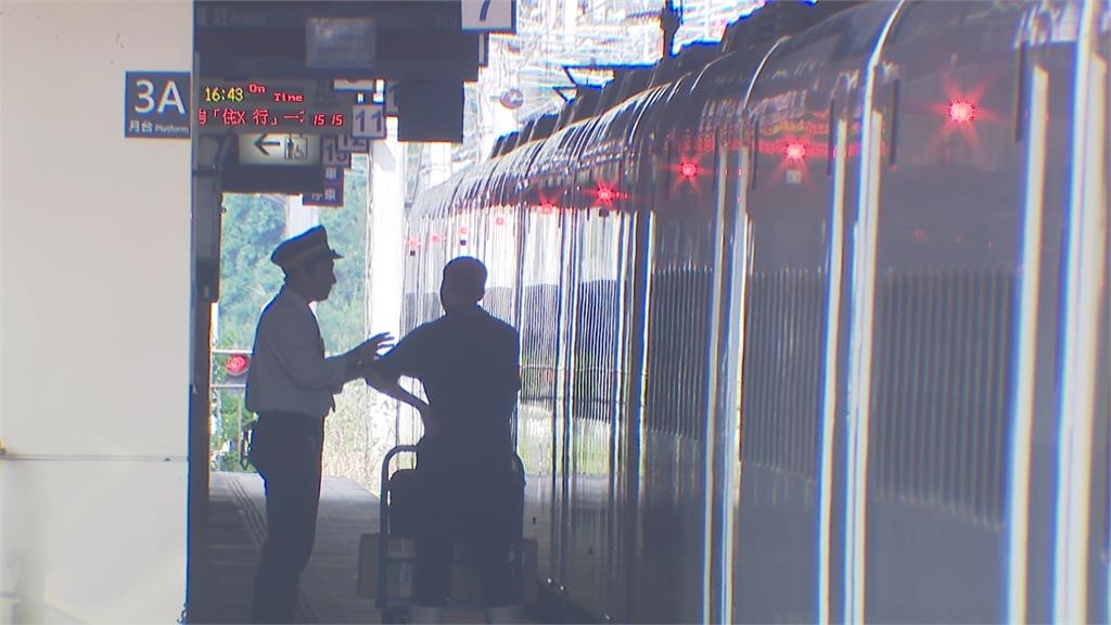 車廂灰塵當畫布! 列車驚見員工塗鴉「史努比+肥嘟嘟左衛門」