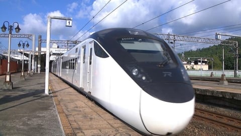 車廂灰塵當畫布! 列車驚見員工塗鴉「史努比+肥嘟嘟左衛門」