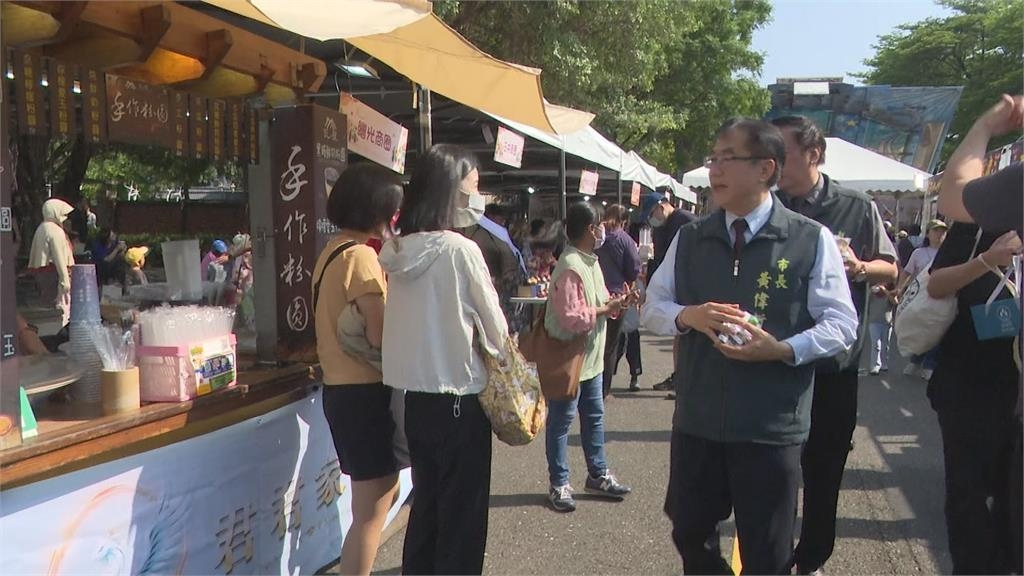 商圈樂活購集結上百特色商圈 黃偉哲化身「恐龍騎士」衝業績