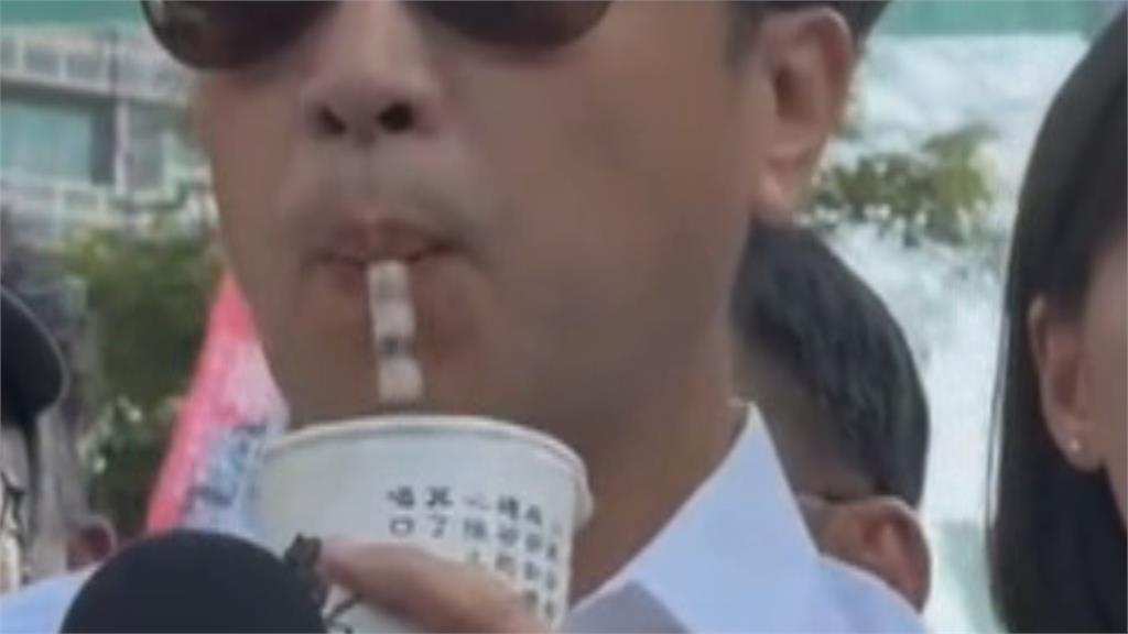 合體賴瑞隆"速喝珍奶"超逗趣 沈伯洋:高雄珍珠滑比較快