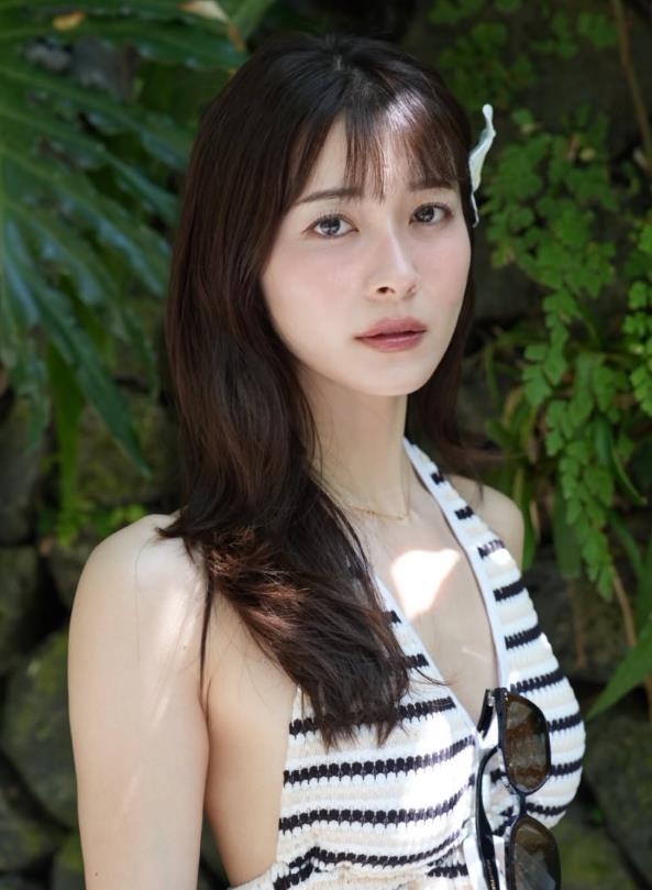 美女主播離婚「秒開脫拍寫真」！大尺度純慾照搶先曝光…「布料超少」炸超頂身材