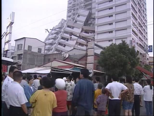 關鍵今日/27年前「全台狂搖102秒」釀2千死!他公園過夜:都是屍味