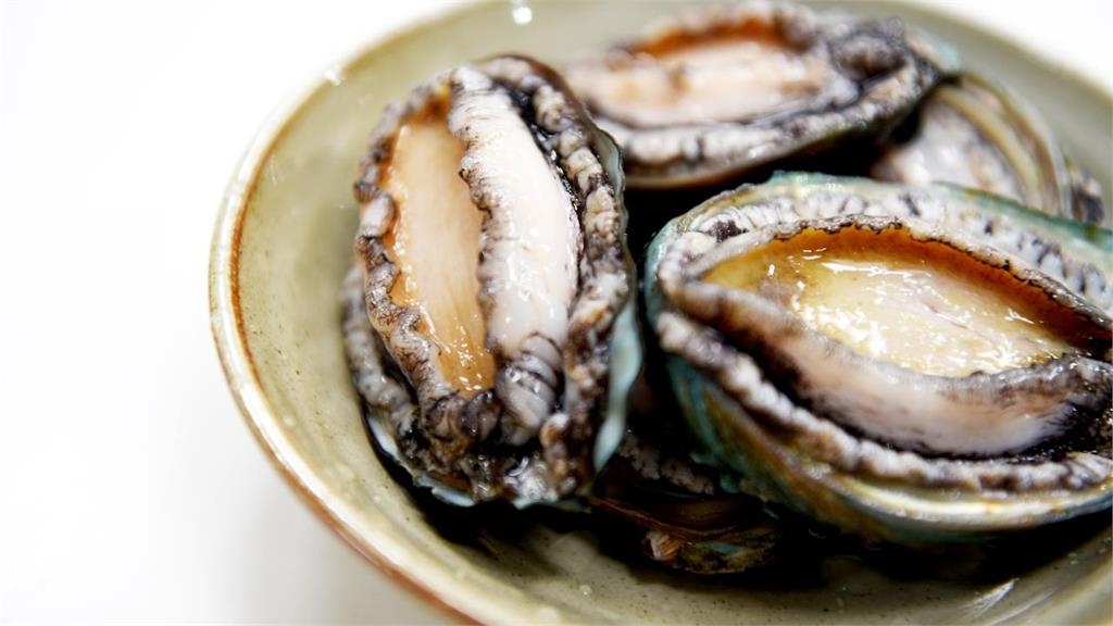 高中師「手指撫摸鮑魚片」掀2派論戰!網引用鐵拳教育「案例」打臉:有什麼問題?