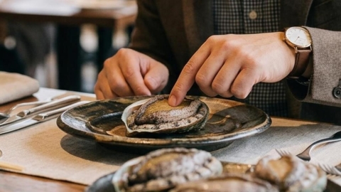高中師「手指撫摸鮑魚片」掀2派論戰!網引用鐵拳教育「案例」打臉:有什麼問題?