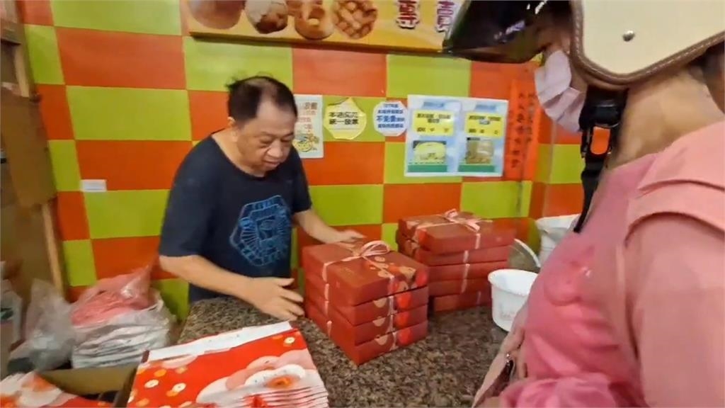 超實惠!基隆餅舖「25元蛋黃酥」搶翻 鐵窗牌月餅熱銷