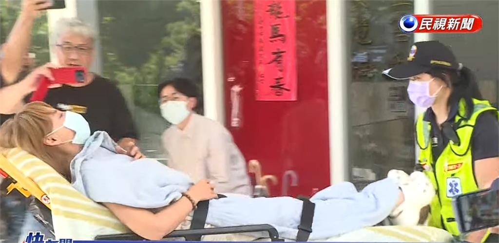 李沛綾控前夫施暴「警局突撐不住」急送醫! 被抬上擔架「崩潰吼1句」畫面曝光