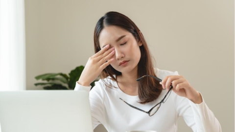 長時間看螢幕眼睛乾澀又模糊?從用眼習慣到眼周放鬆一次看