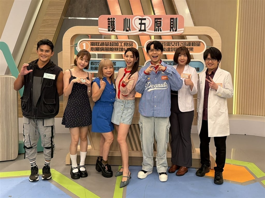 《醫學大聯盟》本集特別來賓，左起：Terry；畇二；萁媽；主持人；吳雅婷營養師；洪暐傑醫師