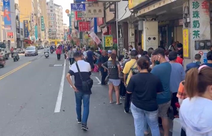 蛋黃酥之亂! 1盒代購價飆到1500元 民眾遇插隊怒叫罵