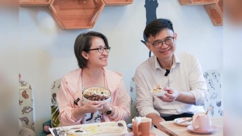 戰貓、隆貓世紀合體!蕭美琴摸貓笑不停 賴瑞隆親揭寵物政策