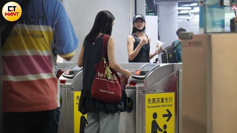 兩人抵達台北車站的高鐵乘車口,神色匆匆、一身輕便搭乘南下列車。(圖/本刊攝影組)