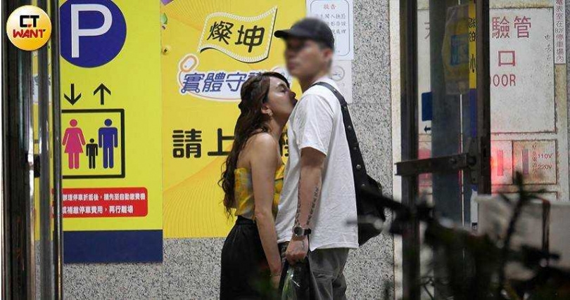 小優2024年曾被拍到與人夫舉止親暱引發爭議。(圖/本刊攝影組)