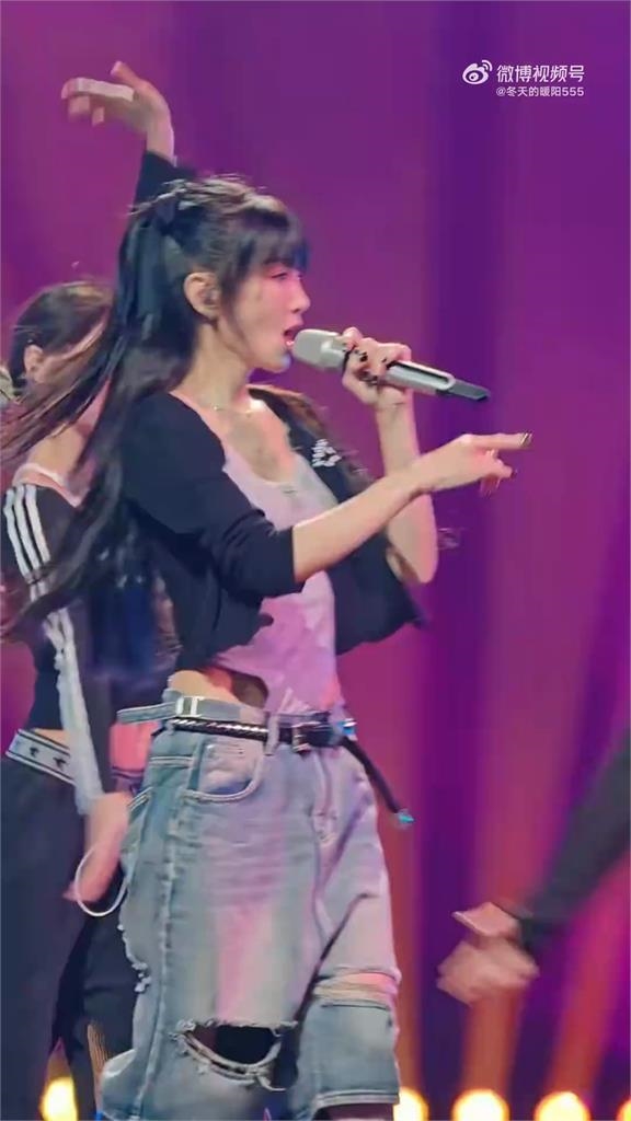 彩排有麥、正式演出被衝康?謝金燕「空手硬撐」全場⋯側拍畫面曝「伸手求援」無人理