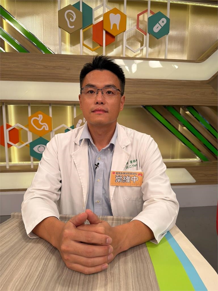 梁赫群外景奔跑鞋底整片脫落!工作人員撿起來問「還要嗎」超社死