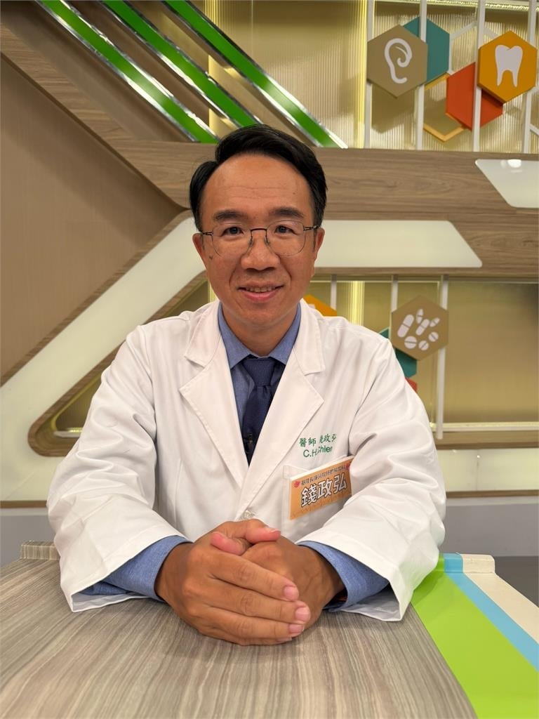 梁赫群外景奔跑鞋底整片脫落!工作人員撿起來問「還要嗎」超社死