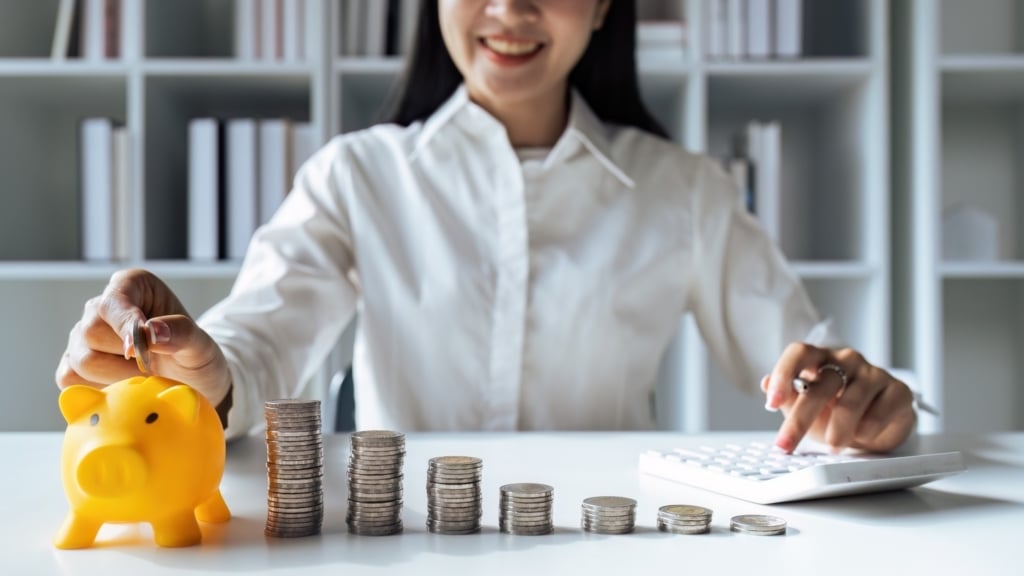 存錢存夠6個月到1年的自由基金。當妳知道就算明天拍桌子走人，接下來好幾個月依然能優雅喝咖啡、繳房租、買保養品。圖/123RF圖庫