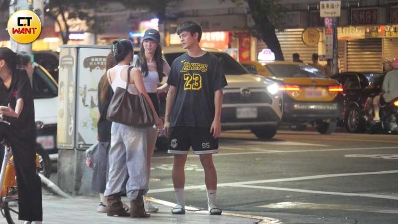 一行人前往寧夏夜市買宵夜,邱以太跟徐逸婷都有過人身高,站在一起挺配的。(圖/本刊攝影組)