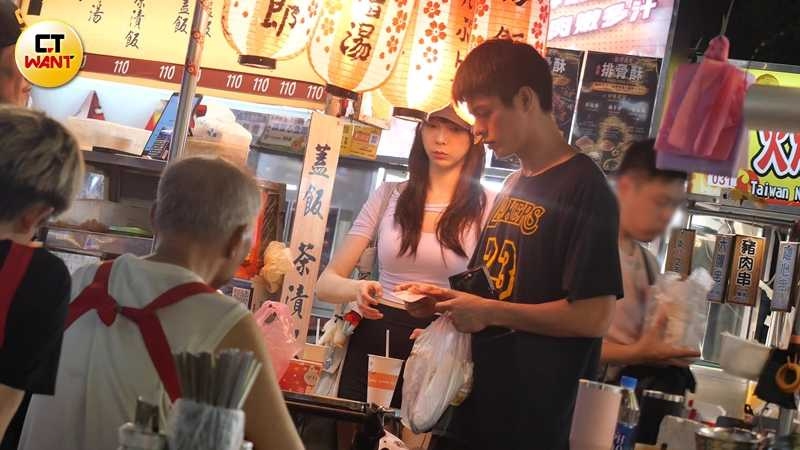 在買食物過程中,邱以太接過徐逸婷的錢包來掏錢結帳。(圖/本刊攝影組)