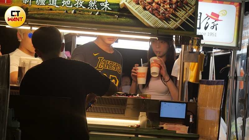 在等待食物的空檔,兩人先後分享了彼此的飲品,自然地完成了「間接接吻」的甜蜜戲碼。(圖/本刊攝影組)