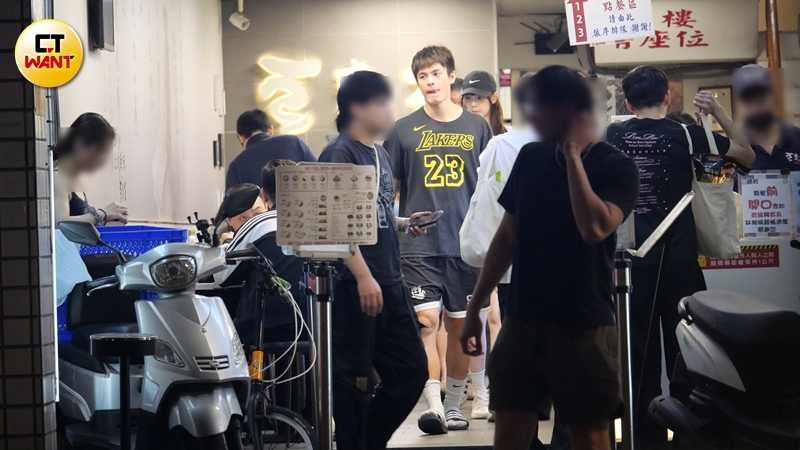 深夜11點多,一行人轉戰夜市外圍的甜品店吃豆花。(圖/本刊攝影組)
